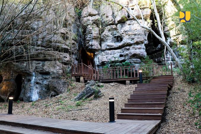 Batu Cermin Cave Discover Labuan Bajo’s Hidden Geological Wonder